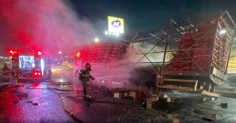Caminhão carregado com 3,5 mil frangos pega fogo em frente a supermercado