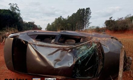 Carro capota na BR-354 em Bambuí e deixa dois homens feridos