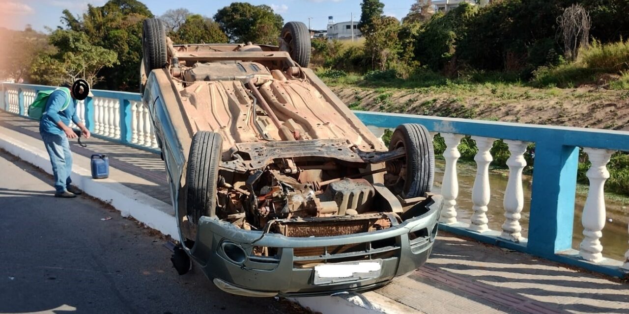 Carro capota sobre a “Ponte do ABC”, em Formiga