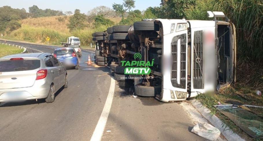 Caminhão carregado com caixas de cerveja tomba na MG-050