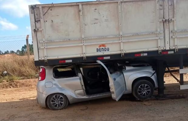 Idoso fica em estado grave após carro bater e parar embaixo de carreta estacionada em MG