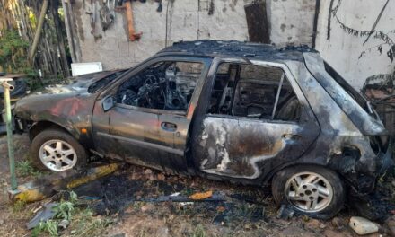 Incêndio é registrado em veículo, em Arcos