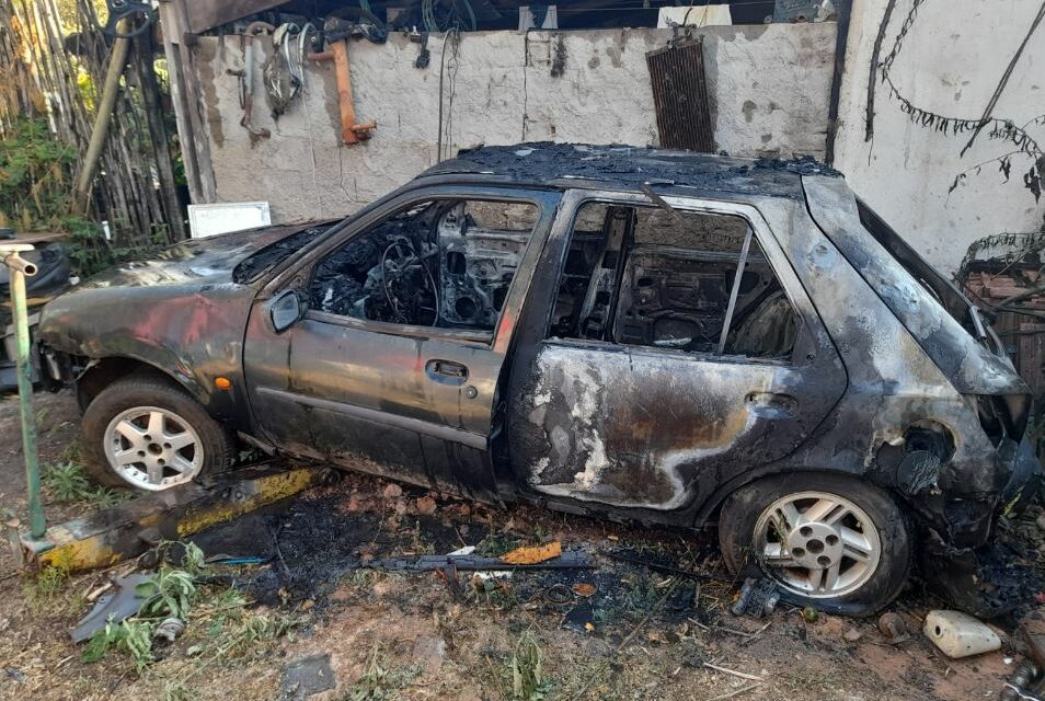 Incêndio é registrado em veículo, em Arcos