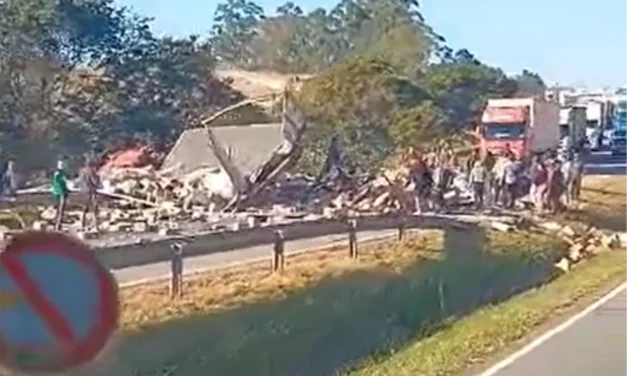 Motorista morre após carreta tombar na BR-381 em MG