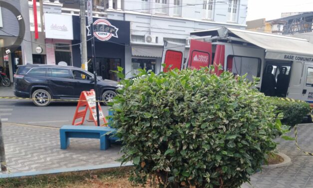 Bombeiros realizam vistoria na praça Getúlio Vargas após enxame de abelhas