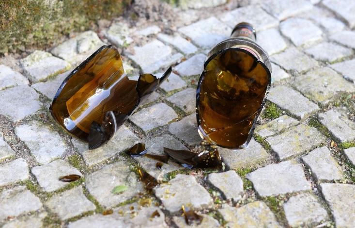 Mulher dá garrafada na cabeça de namorado após ele acender cigarro de amiga em bar