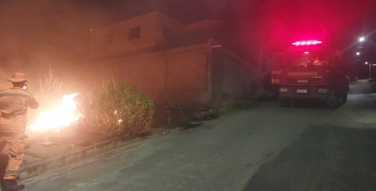 Bombeiros são acionados após incêndio em lote apresentar risco para residências no Alto da Praia, em Formiga