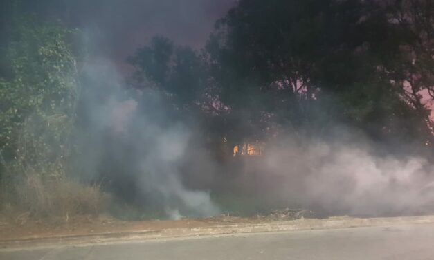 Corpo de Bombeiros combate incêndio no bairro Floresta, em Arcos