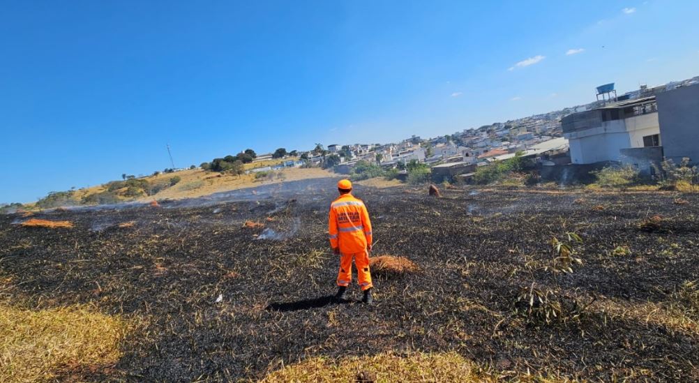 Bombeiros combatem incêndio em área de pastagem no bairro Bela Vista, em Formiga
