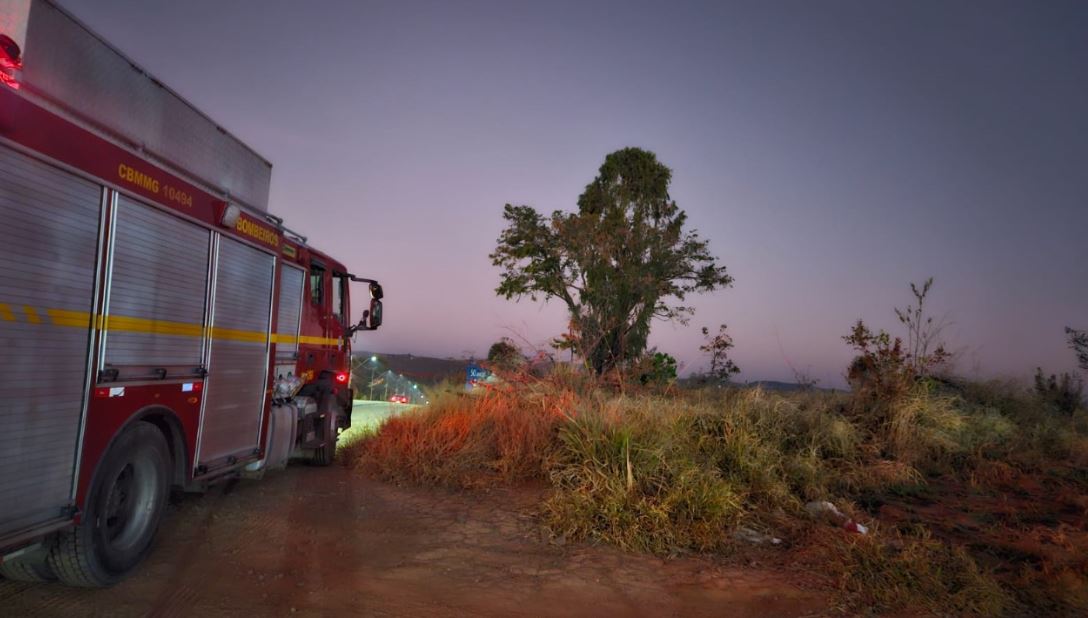 Bombeiros combatem incêndio em vegetação no bairro Cidade Nova, em Formiga