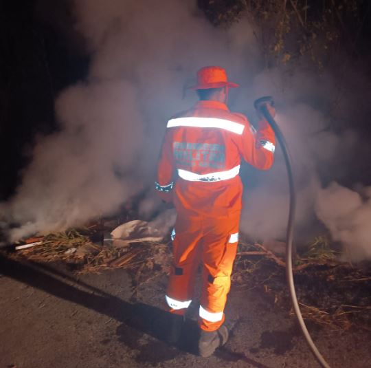 Incêndio em amontoado de lixo é registrado no bairro Engenho de Serra, em Formiga