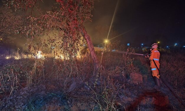 Incêndio é registrado em lote vago próximo a residências em Arcos