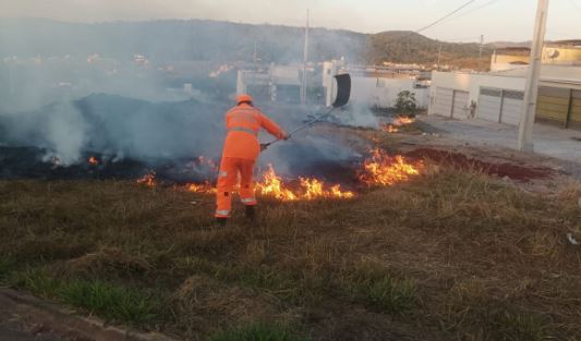 Corpo de Bombeiros combate incêndio no Residencial dos Lagos, em Formiga
