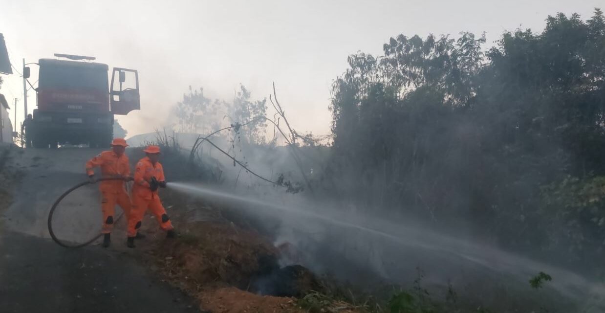 Bombeiros combatem incêndio nos bairros Santa Tereza e Lajinha, em Formiga