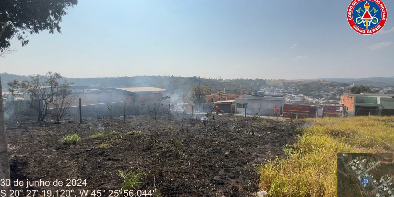 Formiga: bombeiros combatem dois incêndios na mesma rua no bairro Santa Tereza