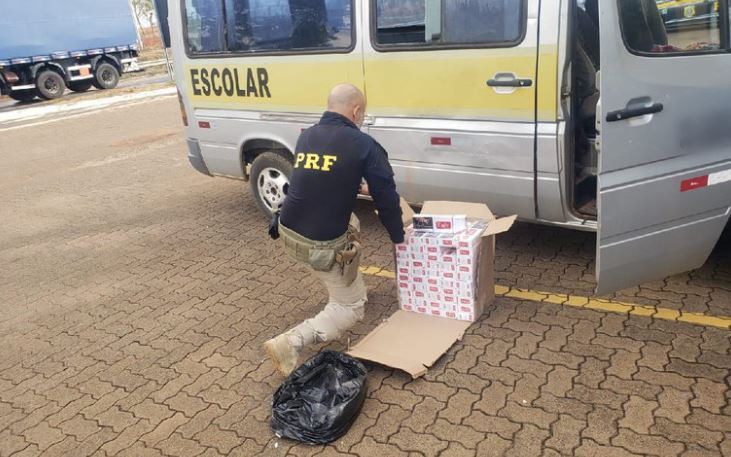 Motorista é preso com 30 mil maços de cigarro em Van escolar, em MG