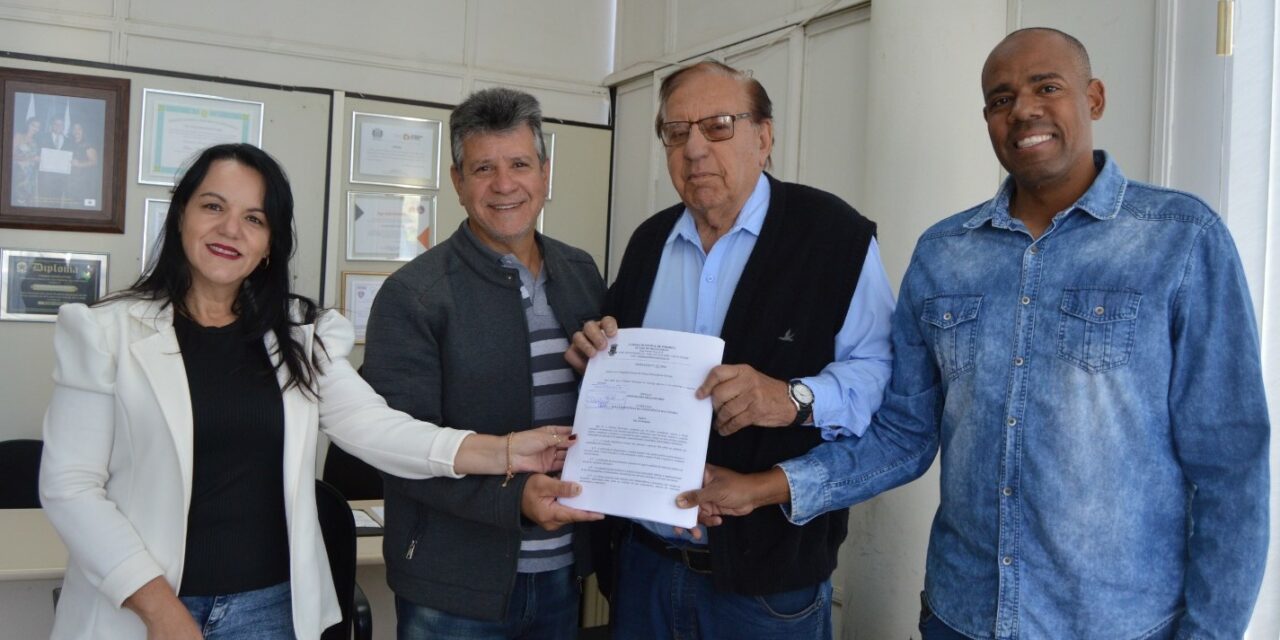 Mesa Diretora protocola atualização do Regimento Interno da Câmara de Formiga