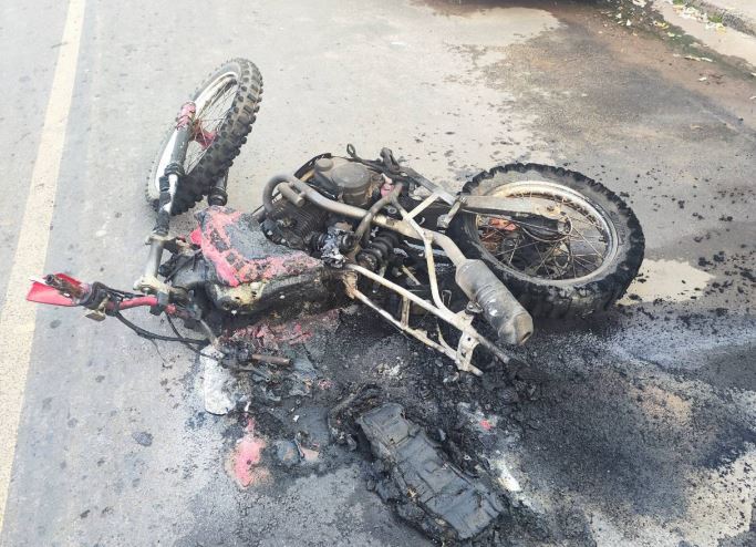 Policiais são agredidos durante prisão por direção perigosa; moto foi incendiada pelo indivíduo