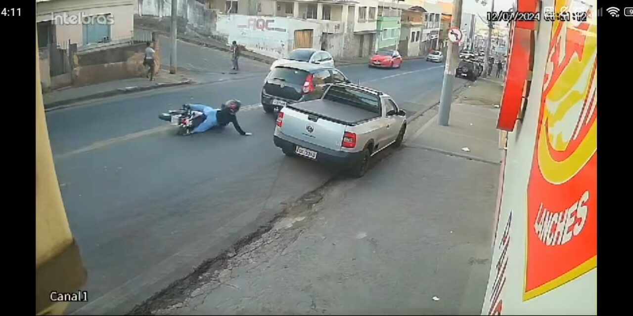 Motociclista fica ferida após acidente na Abílio Machado, em Formiga
