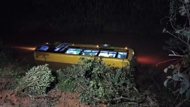 Motorista alcoolizado faz ônibus escolar com crianças cair em rio de SC