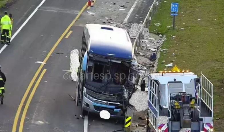 Acidente com ônibus deixa ao menos 6 mortos e 6 feridos