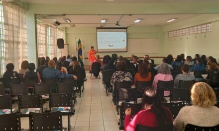 Faxineiras e cantineiras de Escolas de Arcos participam de palestra sobre prevenção a acidentes domésticos