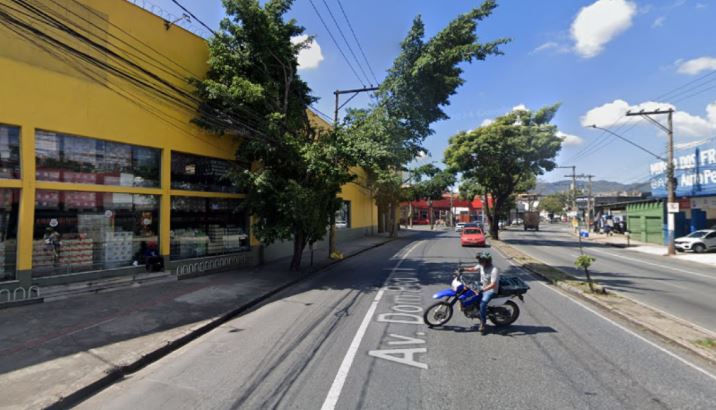 Homem quebra vidraça de supermercado para furtar 2 fardos de cerveja