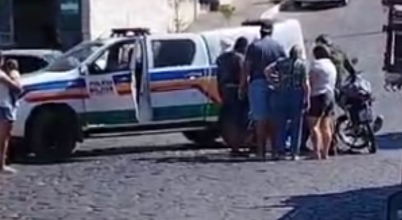 Colisão entre viatura da Polícia Militar Ambiental e motocicleta é registrada em Itapecerica