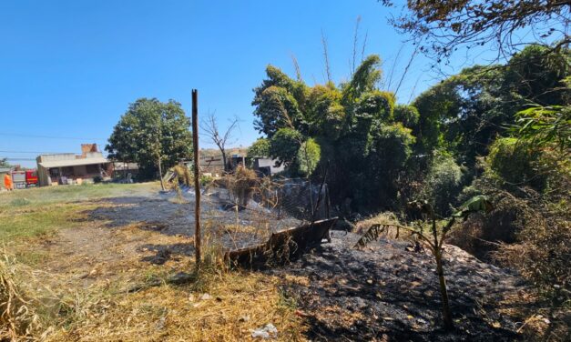 Formiga: incêndio em lote vago gera pânico em moradores e coloca residências em risco