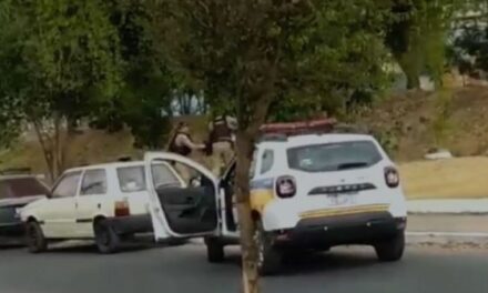 Homem com mandado de prisão reage a abordagem e tenta pegar arma de policial, em Formiga