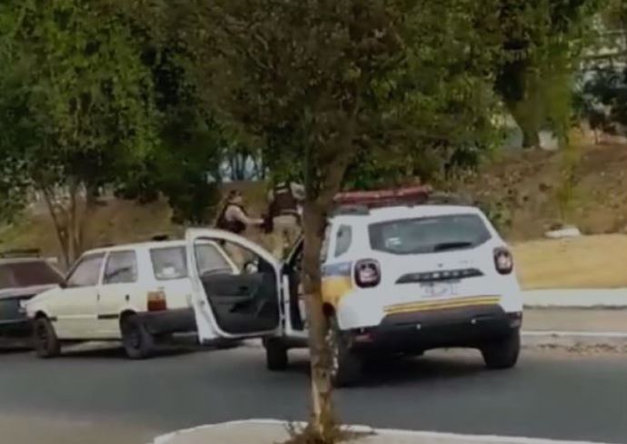 Homem com mandado de prisão reage a abordagem e tenta pegar arma de policial, em Formiga