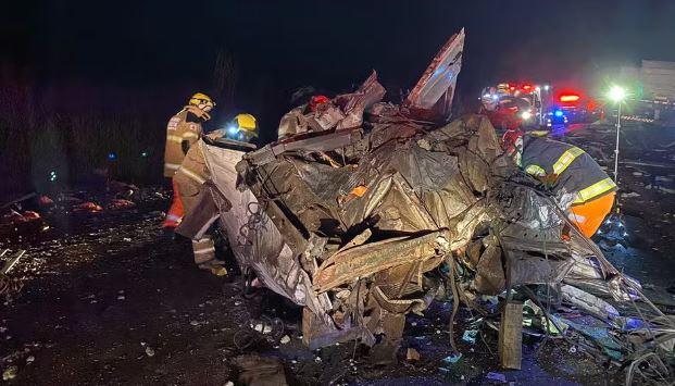 Acidente entre duas carretas e dois caminhões deixa três mortos na BR-262, em Nova Serrana