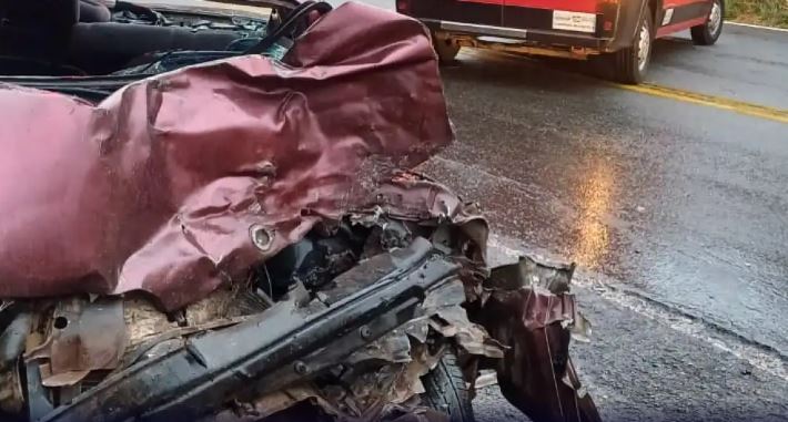 Acidente grave na BR-381 deixa ferido e fecha rodovia