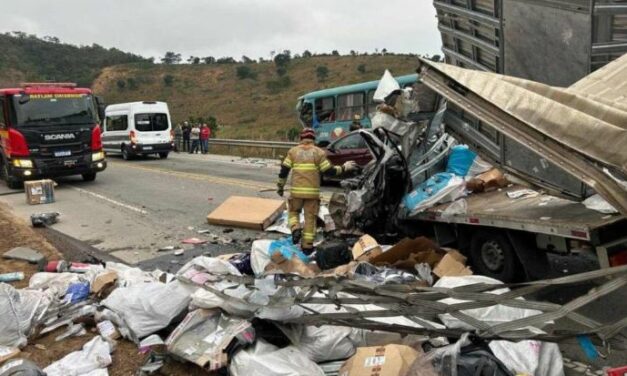 Batida entre ônibus e caminhão mata motoristas dos dois veículos na BR-116