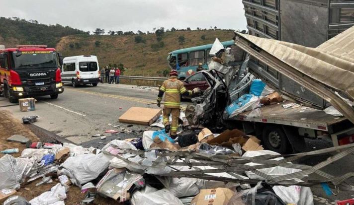 Batida entre ônibus e caminhão mata motoristas dos dois veículos na BR-116