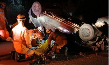 Carro capota, motorista morre e mulher fica presa às ferragens