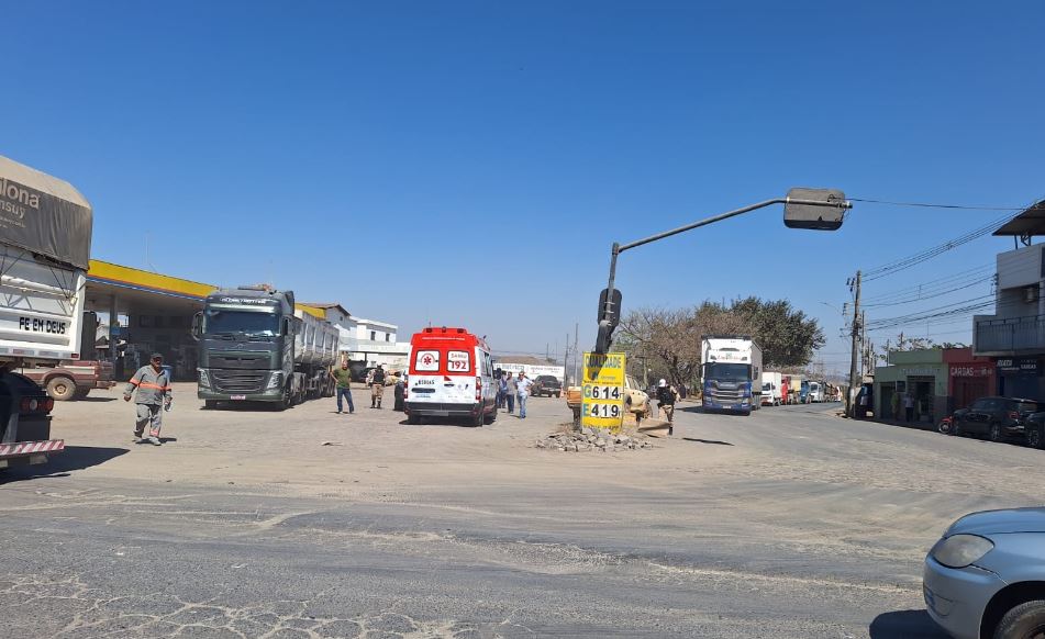 Idoso é atropelado por carreta em pátio de posto de combustíveis na BR-354, em Arcos