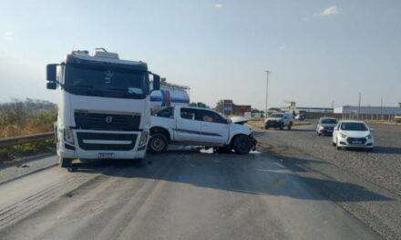 Colisão entre carreta e caminhonete deixa quatro feridos na BR-354, em Arcos