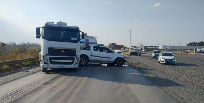 Colisão entre carreta e caminhonete deixa quatro feridos na BR-354, em Arcos