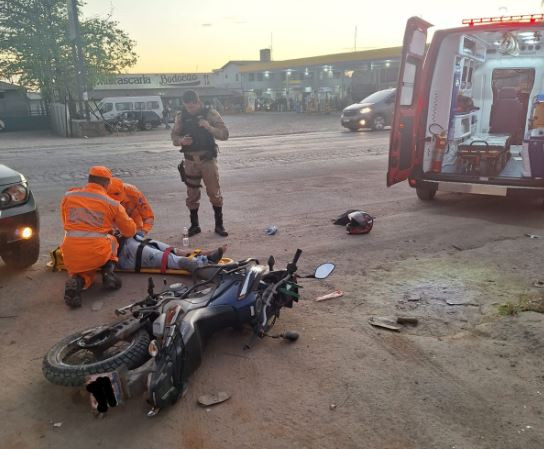 Colisão entre moto e carro deixa dois feridos na BR-354, em Arcos