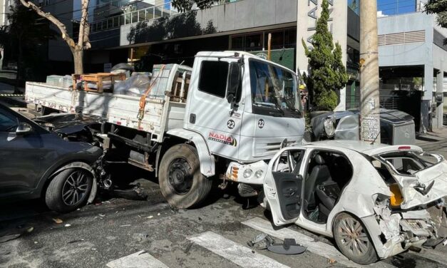 Caminhão perde freio, arrasta três carros e deixa feridos