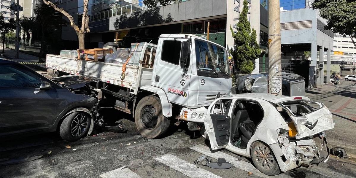 Caminhão perde freio, arrasta três carros e deixa feridos