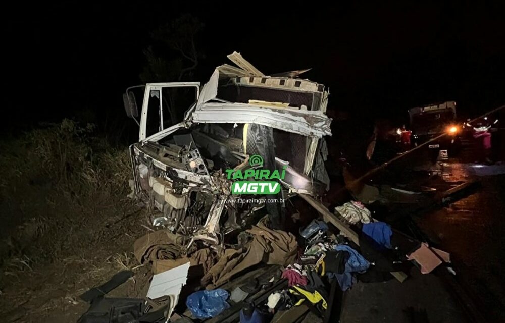 Caminhão carregado de aço colide frontalmente com carreta em Campos Altos