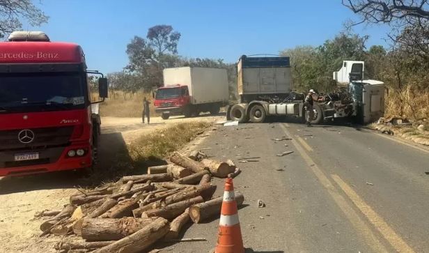 Acidente entre caminhões bloqueia MG-429, em Lagoa da Prata