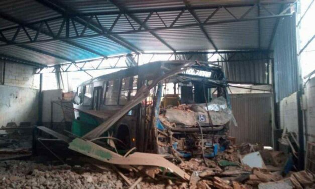Batida de ônibus em imóvel deixa 20 pessoas feridas
