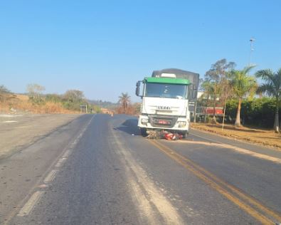 Homem  inabilitado fica gravemente ferido em acidente entre moto e carreta na BR-354, em Formiga