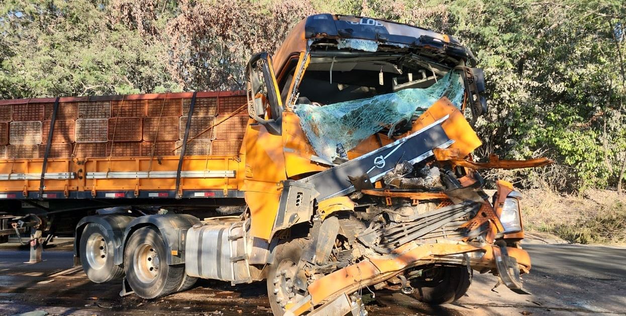 Colisão entre carretas é registrada na BR-354, em Arcos