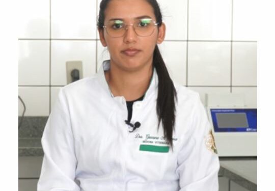 Professor e alunas do Unifor-MG realizam pesquisa sobre análise físico-química do leite cru captado na região de Formiga