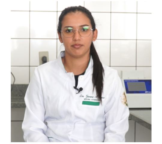 Professor e alunas do Unifor-MG realizam pesquisa sobre análise físico-química do leite cru captado na região de Formiga