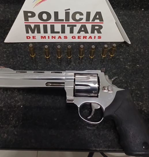 Dois homens, um foragido da Justiça e outro por favorecimento, são presos pela PM no Nossa Senhora de Lourdes